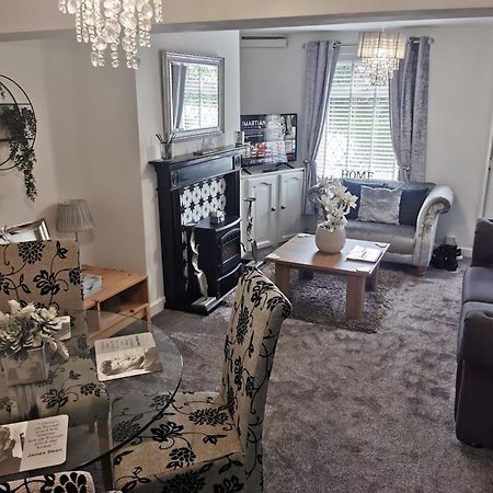 Stunning 2-Bed House In Macclesfield Cheshire Exterior foto